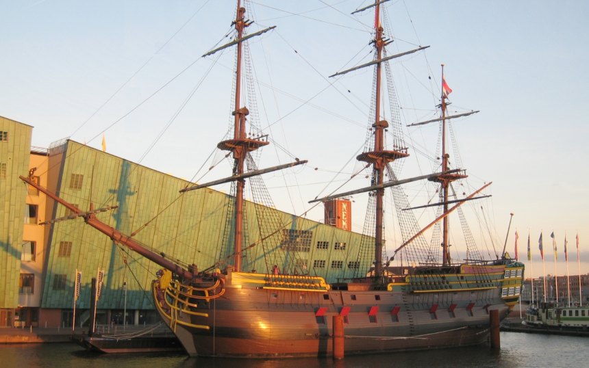 Одними из достопримечательностей города является парусное судно Amsterdam - реплика старинного торгового парусного корабля