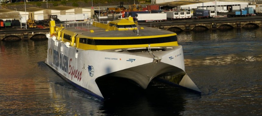 Быстроходное судно компании Ferry. Express