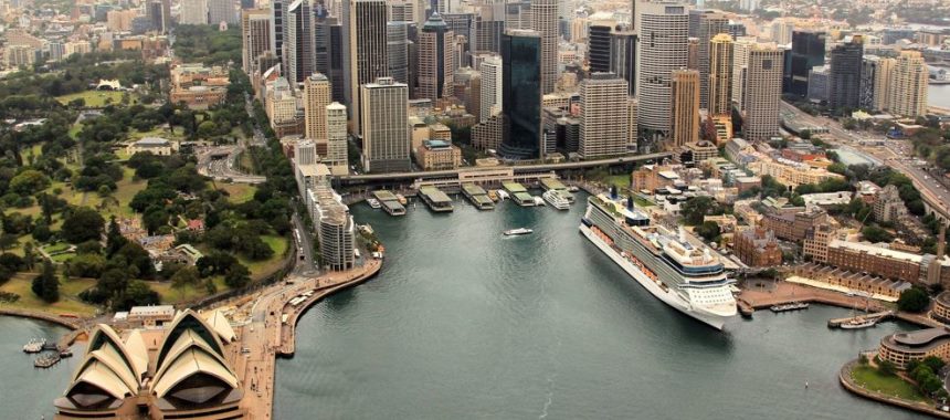 Лайнер Celebrity Solstice в порту Сиднея
