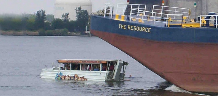 Туристический катер-амфибия столкнулся с баржей, в результате 37 пассажиров упали в воду