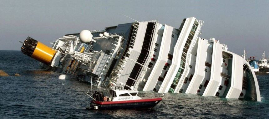Место катастрофы лайнера «Costa Concordia» превратилось в туристическую достопримечательность
