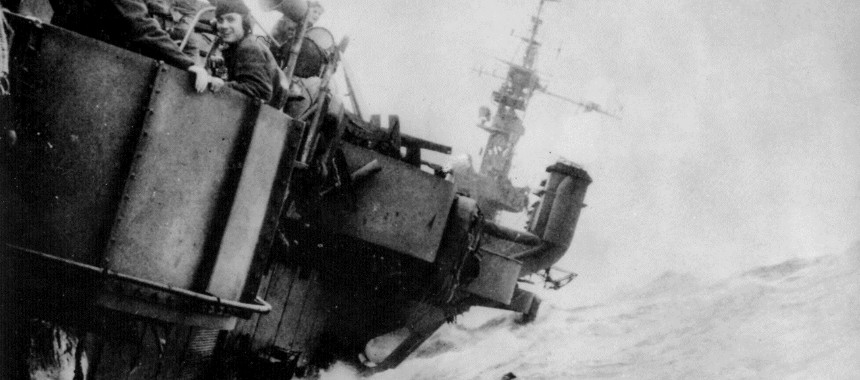 Авианосец USS Langley (CVL 27) попал в тайфун Кобра, июнь 1945 года