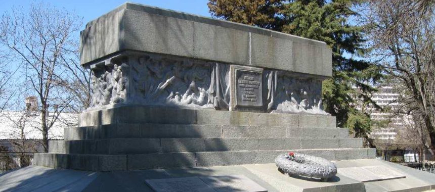 Надгробие на кладбище Коммунаров, где были похоронены 42 погибших моряка