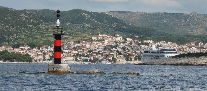 Знак ограждающий опасность у берегов Хорватии (Isolated danger mark)