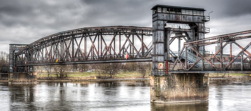 Знаки пролетов моста на реке Эльба