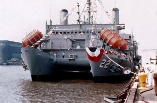 Корабль спасения подводных лодок USS Ortolan (ASR-22) 1
