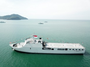 Десантно-вертолётный корабль-док KRI Banda Aceh (593) 2