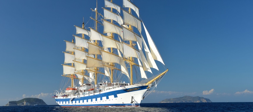 Парусное судно с белоснежными парусами Royal Clipper