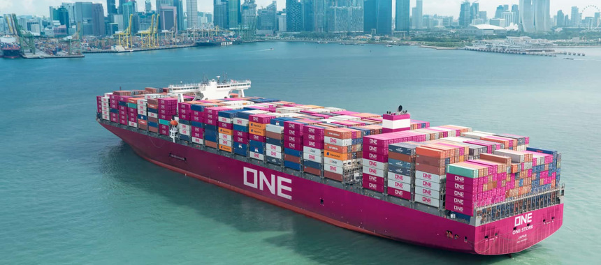 Яркий пурпурный контейнеровоз компании ONE