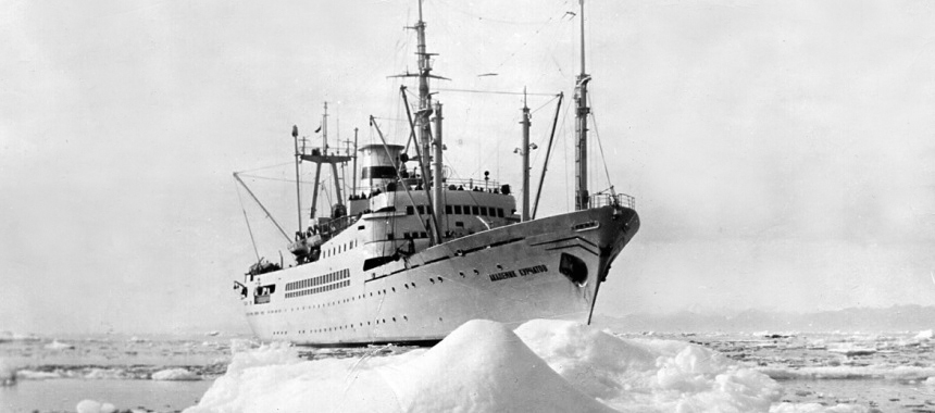 Научно-исследовательское судно Академик Курчатов во льдах